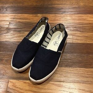 Women’s Toms